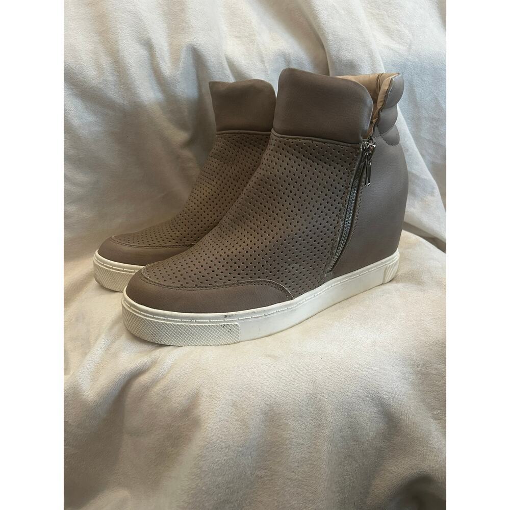 9.5 Steve Madden Wedge fashion sneaker
